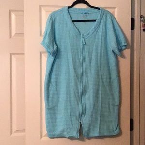 Croft and Barrow zip up shower robe size XXL